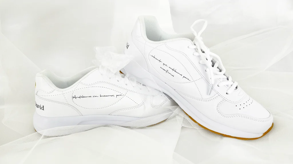 Detalle frase zapatillas personalizadas para boda